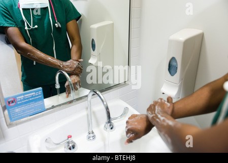 Lavoratore del settore sanitario lavaggio delle mani Foto Stock