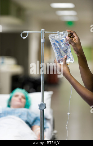 Lavoratore del settore sanitario la preparazione del paziente flebo IV Foto Stock