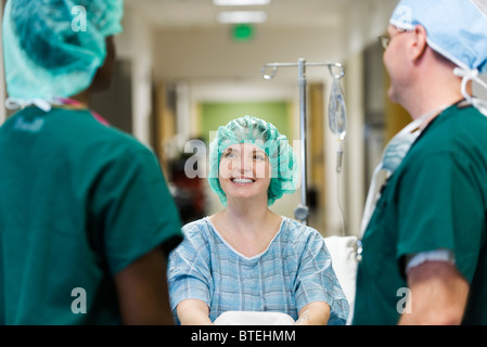 Paziente in chat con i lavoratori del settore sanitario Foto Stock