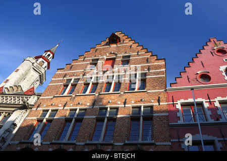 Tetti a capanna di strada laterale (Academiestraat) in Bruges, Belgio Foto Stock