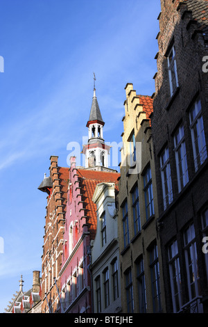 Tetti a capanna di strada laterale (Academiestraat) in Bruges, Belgio Foto Stock