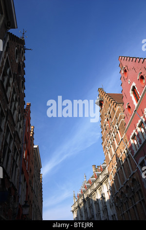 Tetti a capanna di strada laterale (Academiestraat) in Bruges, Belgio Foto Stock