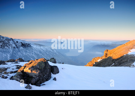 Inverno sunrise vista su Lodore Falls, Wasdale e Wastwater dal grande timpano nel Lake District inglese Foto Stock