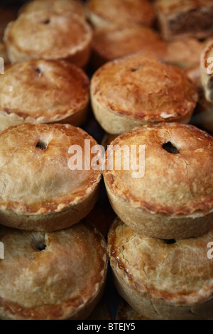 Pie pasticci di carne pastosa vegetale inglese tradizionale Regno Unito snack pasto cena inverno riscaldamento caldo comfort food Foto Stock