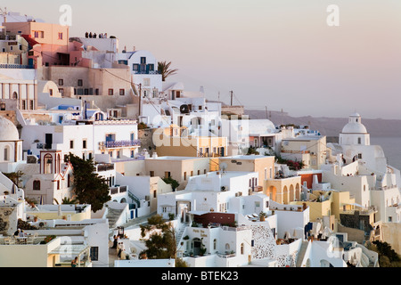 Fira, Santori Island, Grecia. La cittadina di Fira e al tramonto Foto Stock