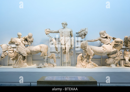 Olympia, Grecia. Museo archeologico. Tempio di Zeus raffigurante la battaglia di Lapiths e Centauri. Apollo è centrato Foto Stock