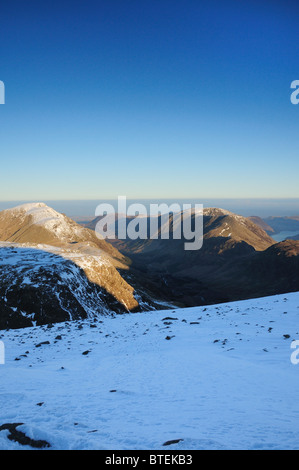 Inverno vista dal grande timpano verso Kirk cadde, pilastro, Ennerdale, Haystacks e alta falesia nel Lake District inglese Foto Stock