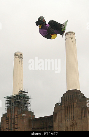 Gli snowboarder e sciatori preparare per questo weekend di congelare Festival a Londra in Battersea Power Station Foto Stock