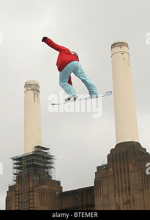 Gli snowboarder e sciatori preparare per questo weekend di congelare Festival a Londra in Battersea Power Station Foto Stock