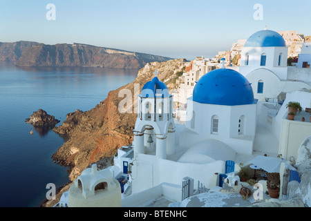 Oia Santorini, Grecia. Vista della città con il famoso doppio blu chiese a cupola Foto Stock