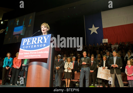 Ex Alaska governatore e repubblicano vice candidato presidenziale Sarah Palin in primo piano campagna rally per Texas Gov. Rick Perry Foto Stock