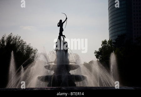 Fontana-scultura di Diana cacciatrice, dea romana della caccia, nel Paseo de la Reforma Avenue, Città del Messico. Foto Stock