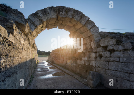 Antica Olympia, Elia ,Grecia. L'antico Stadio Olimpico ingresso, sunrise Foto Stock