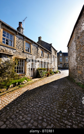 Una strada a ciottoli nel Yorkshire Dales villaggio di Grassington, North Yorkshire Regno Unito Foto Stock