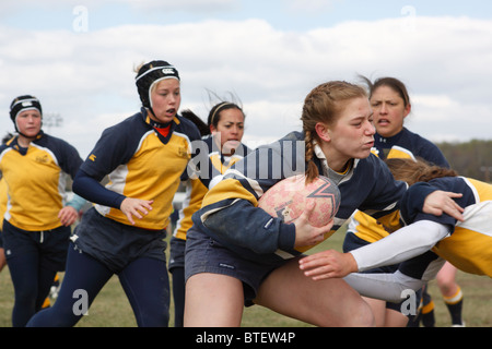 Un George Washington University il giocatore porta la palla contro la Marina durante una partita all'annuale Cherry Blossom torneo di Rugby Foto Stock