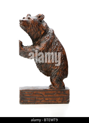 Un bookend fatti a mano. La figura è un piccolo orso bruno in piedi - realizzato da in legno intagliato a mano, di colore marrone Foto Stock