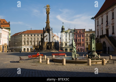 Elk188-3648 Repubblica Ceca Olomouc Horni namesti piazza principale con la Colonna della Santa Trinità e fontana Foto Stock