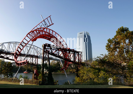 Red scultura intitolata Ghost ballet per la Sponda Est Machineworks dall artista Alice Aycock a Nashville, nel Tennessee. Foto Stock