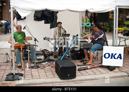 Della band australiana OKA eseguire all'aperto presso il Buskerfest Toronto, Canada Foto Stock