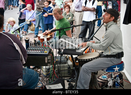 Della band australiana OKA eseguire all'aperto presso il Buskerfest Toronto, Canada Foto Stock