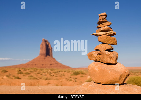 Impilate le rocce sedimentarie con Mesa rock formazione in background - USA Utah Foto Stock