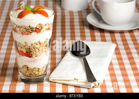 Yogurt e muesli con fragole Foto Stock