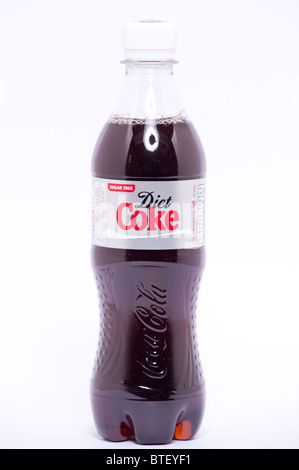 Un vicino la foto di un 500ml bottiglia di diet Coke contro uno sfondo bianco Foto Stock