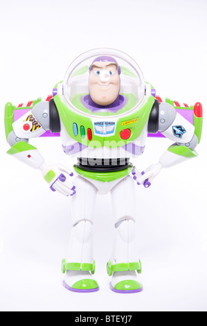 Un vicino la foto di un bambino giocattolo Buzz Lightyear carattere dalla Toy Story film contro uno sfondo bianco Foto Stock