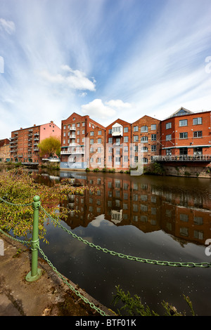 Guardando al di là del fiume Aire / Leeds Liverpool canal alle chiamate, Leeds City Centre, Yorkshire Foto Stock