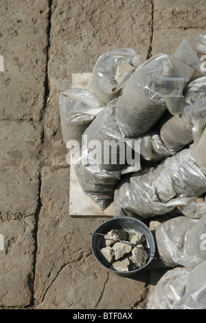 Sacchi di plastica piena di macerie da scavo archeologico del sito di scavo Foto Stock