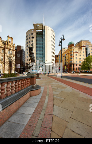 Guardando fuori da City Square, Leeds, West Yorkshire Foto Stock