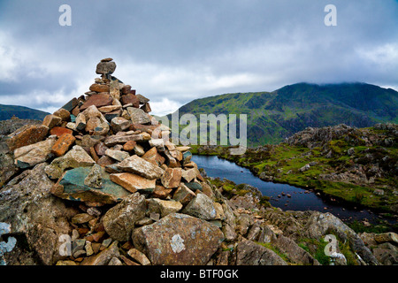 Il vertice cairn sulla sommità del Haystacks nel distretto del lago, Cumbria, England, Regno Unito Foto Stock