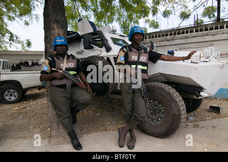 PORT AU PRINCE - HAITI, 11 MARZO 2010: I pacificatori delle Nazioni Unite provenienti dalla Nigeria stanno a guardia al di fuori di un complesso delle Nazioni Unite durante la missione di stabilizzazione delle Nazioni Unite a Port au Prince dopo un terremoto di magnitudo 7,0 che ha colpito Haiti il 12 gennaio 2010 Foto Stock