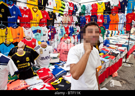 Merci contraffatte e fake merce in vendita ai turisti in un mercato turco Foto Stock