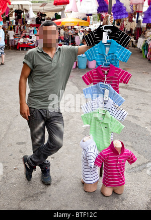 Merci contraffatte e fake merce in vendita ai turisti in un mercato turco Foto Stock