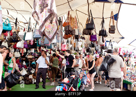 Merci contraffatte e fake merce in vendita ai turisti in un mercato turco Foto Stock