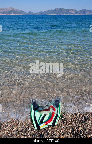 Fare snorkeling maschera e pinne. Spiaggia di Mallorca. Spagna Foto Stock