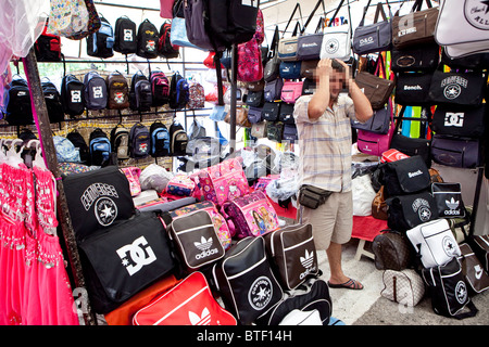 Merci contraffatte e fake merce in vendita ai turisti in un mercato turco Foto Stock