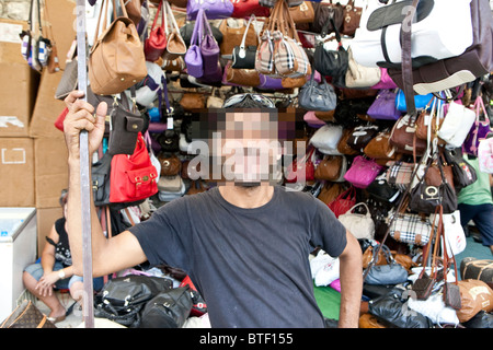 Merci contraffatte e fake merce in vendita ai turisti in un mercato turco Foto Stock