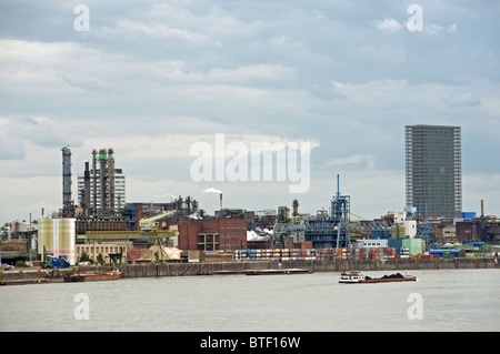 Bayer Chemical Works accanto al fiume Reno, Leverkusen, Germania. Foto Stock