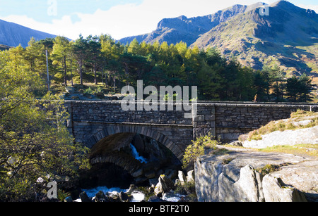 Ogwen Valley Conwy Galles del Nord Regno Unito ottobre Arfon Ogwen che scorre sotto il vecchio ponte a cavallo di cavallo di cavallo di cavallo di cavallo di cavallo di cavallo di cavallo di cavallo di cavallo di cavallo di cavallo di cavallo di cavallo di cavallo di cavallo di cavallo di cavallo di cavallo Foto Stock