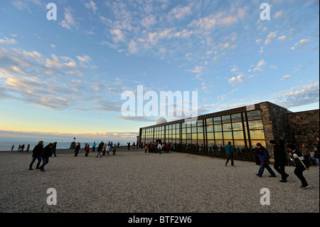 Il Capo Nord Hall, Nordkapphallen, intorno a mezzanotte, sul Capo Nord Cliff, in Finnmark, nel nord della Norvegia Foto Stock