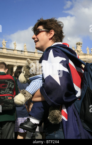 I turisti per celebrare la canonizzazione di suor Mary mackillop, Vaticano, Roma, Ottobre 2010 Foto Stock