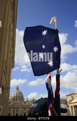 I turisti per celebrare la canonizzazione di suor Mary mackillop, Vaticano, Roma, Ottobre 2010 Foto Stock