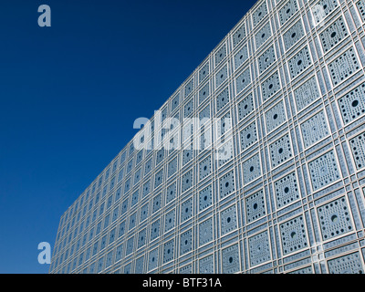 Vista esterna del sensibile alla luce di facciata e finestre nell'Institut du Monde Arabe a Parigi Francia architetto Jean Nouvel Foto Stock