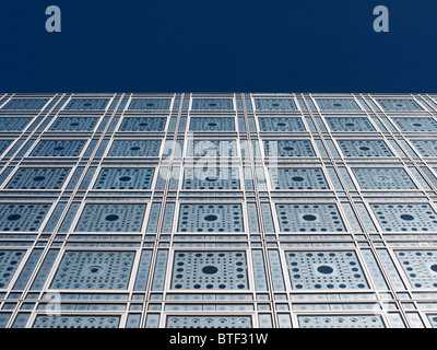 Vista esterna del sensibile alla luce di facciata e finestre nell'Institut du Monde Arabe a Parigi Francia architetto Jean Nouvel Foto Stock