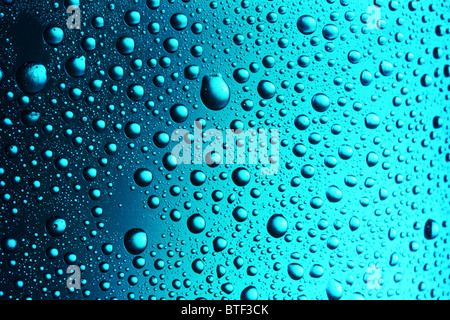 La texture di gocce di acqua in bottiglia. Foto Stock