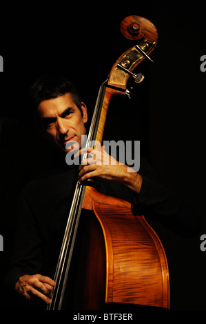Il violoncellista in silhouette Foto Stock