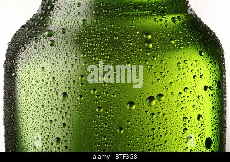 La texture di gocce di acqua in bottiglia di birra. Foto Stock