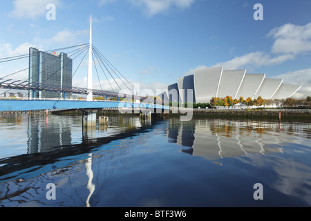 SEC Armadillo / Clyde Auditorium e Bell's Bridge sul fiume Clyde in autunno, Glasgow, Scozia, Regno Unito Foto Stock